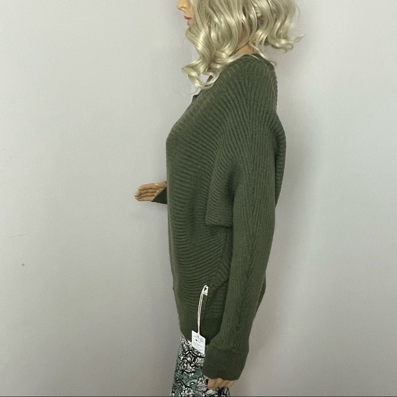 Poof Apparel NWT Green Batwing Sleeve Sweater – Size Small - Picture 9 of 12